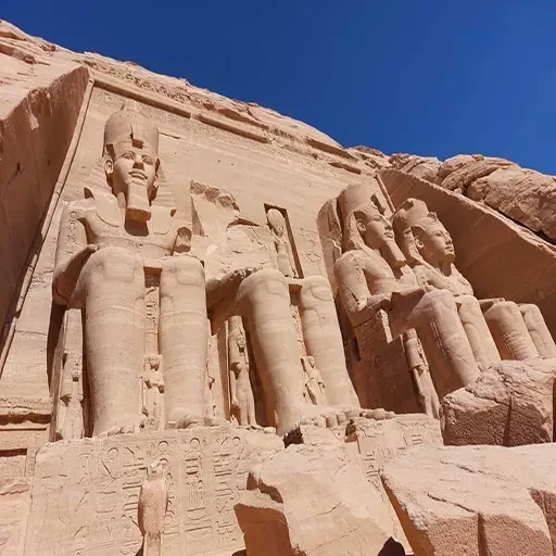 Комфортабельный автобус туда и обратно между Асуаном и Абу-Симбелом